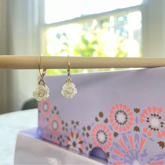 Mother’s Day Special 🌸🌺🌼 Adorable Elegant White Flower Pendant Dangle Earring - Picture 7 of 11